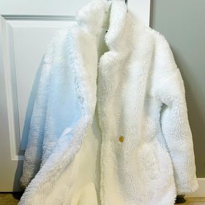 White fake fury white coat! NEW with tags 🌟